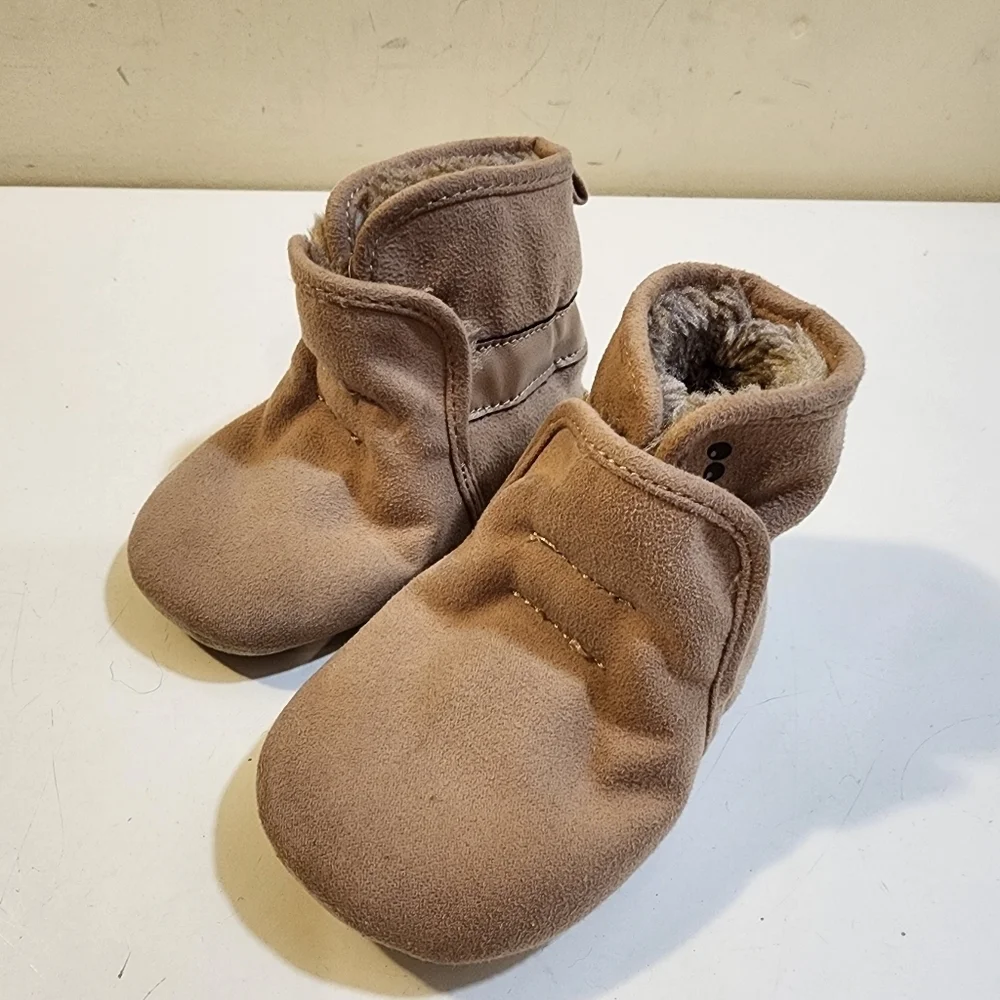 SURPRIZE by Stripe ride baby faux fur shoes size 12-18M